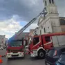 Vigili del fuoco al lavoro davanti alla chiesa