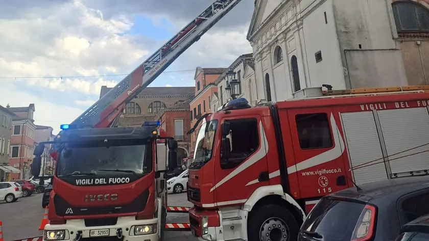 Vigili del fuoco al lavoro davanti alla chiesa