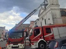 Vigili del fuoco al lavoro davanti alla chiesa