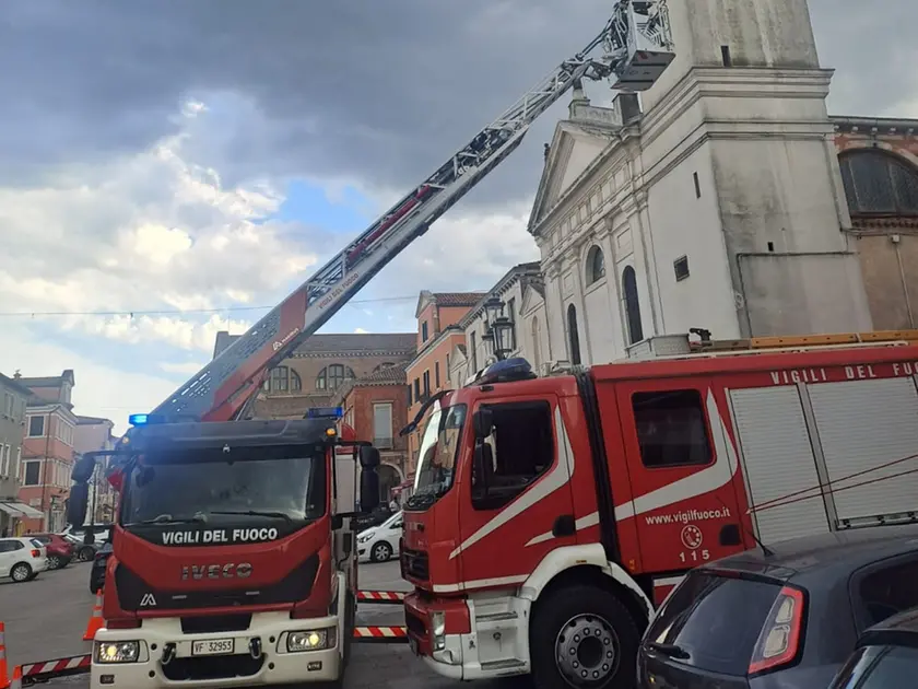Vigili del fuoco al lavoro davanti alla chiesa