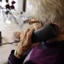 Un'anziana vittima di truffa telefonica: la categoria è sempre più nel mirino