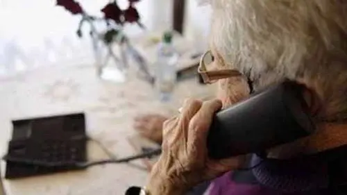 Un'anziana vittima di truffa telefonica: la categoria è sempre più nel mirino
