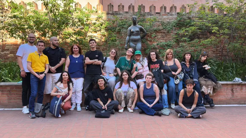 La classe del liceo artistico serale Marco Polo alla Collezione Peggy Guggenheim con la professoressa Enrica Annamaria Ceccon