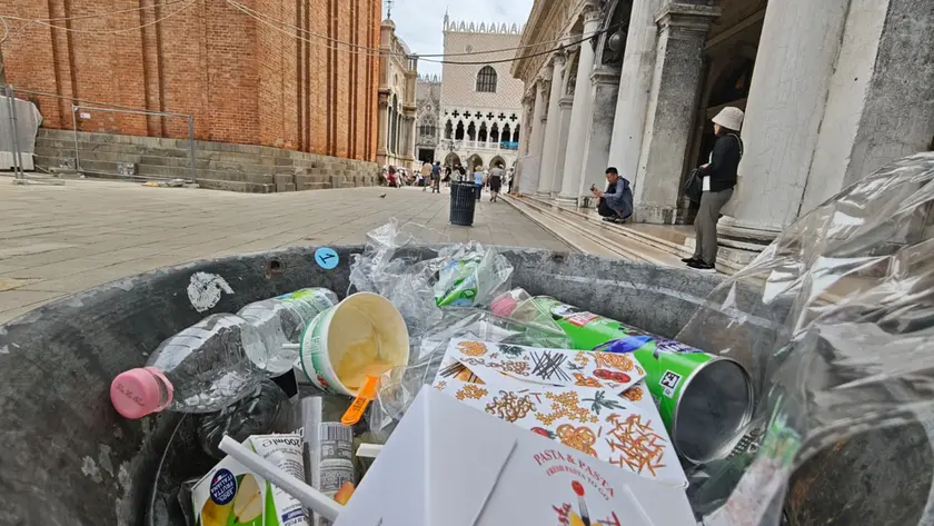 Turismo cafone in piazza San Marco: ecco i cestini che traboccano di spazzatura