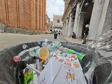 Turismo cafone in piazza San Marco: ecco i cestini che traboccano di spazzatura