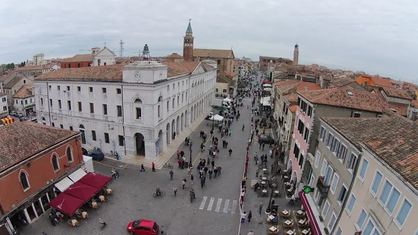 Una veduta aerea di corso del Popolo a Chioggia