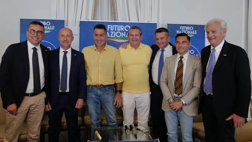 Roberto Vannacci con gli ultimi innesti in Futuro Nazionale: il terzo da destra è il veneto Gianangelo Bof