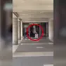 Uno dei porter abusivi al lavoro nel video diffuso dalla polizia