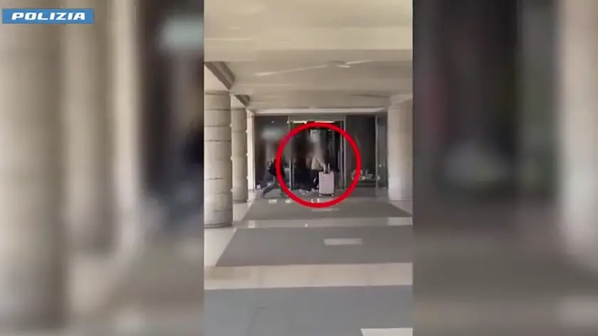Uno dei porter abusivi al lavoro nel video diffuso dalla polizia