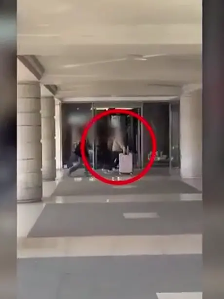 Uno dei porter abusivi al lavoro nel video diffuso dalla polizia