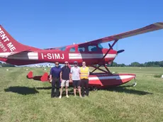 Da sinistra Raffaele Ambruoso amministratore delegato Aeroporto Nicelli, i fratelli Astellio e Ivano Bielo, il pilota Sandro Castelnovo