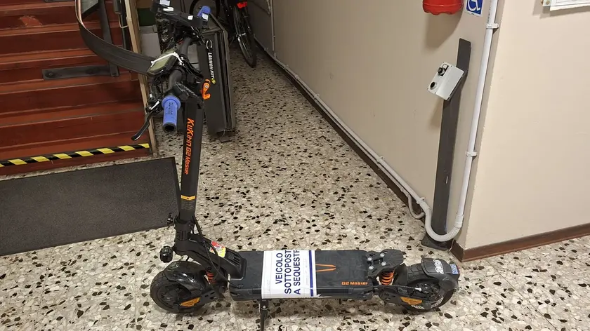 il monopattino sequestrato dalla Polizia locale