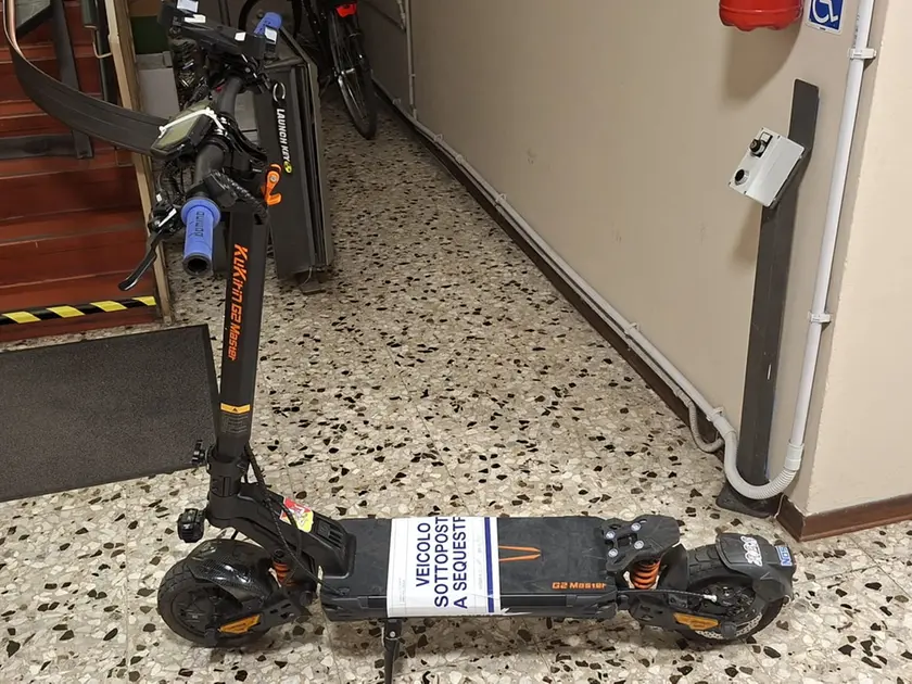 il monopattino sequestrato dalla Polizia locale