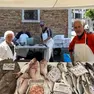 Gianni Dabalà al banco con la moglie