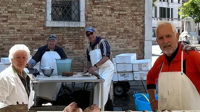Gianni Dabalà al banco con la moglie