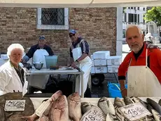 Gianni Dabalà al banco con la moglie