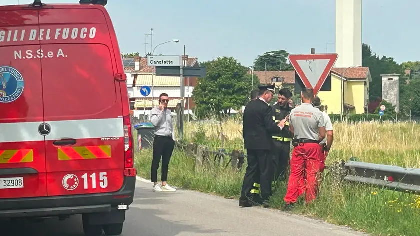 Pompieri e carabinieri al lavoro lungo l'argine del canale
