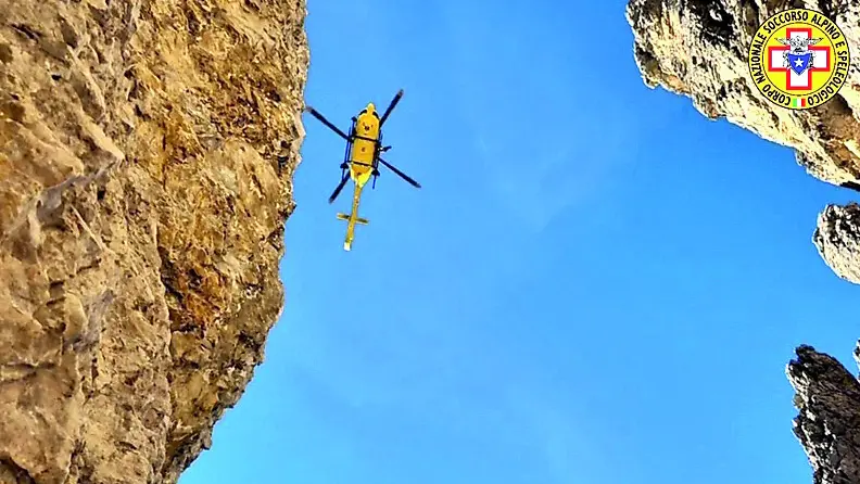 Un intervento dell'elisoccorso in montagna (foto di archivio)
