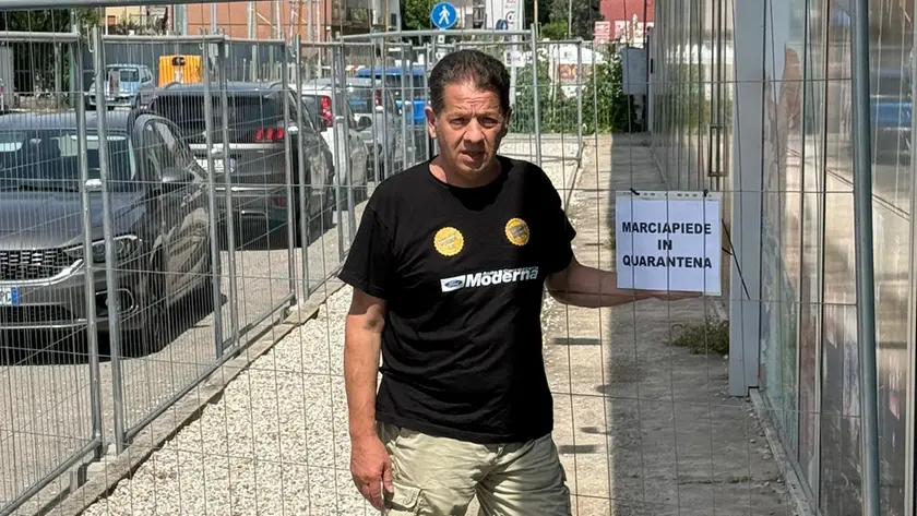 Dopo il 46esimo furto, Favaretto dell’officina Moderna ha chiuso il marciapiede davanti l’attività