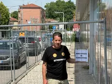 Dopo il 46esimo furto, Favaretto dell’officina Moderna ha chiuso il marciapiede davanti l’attività