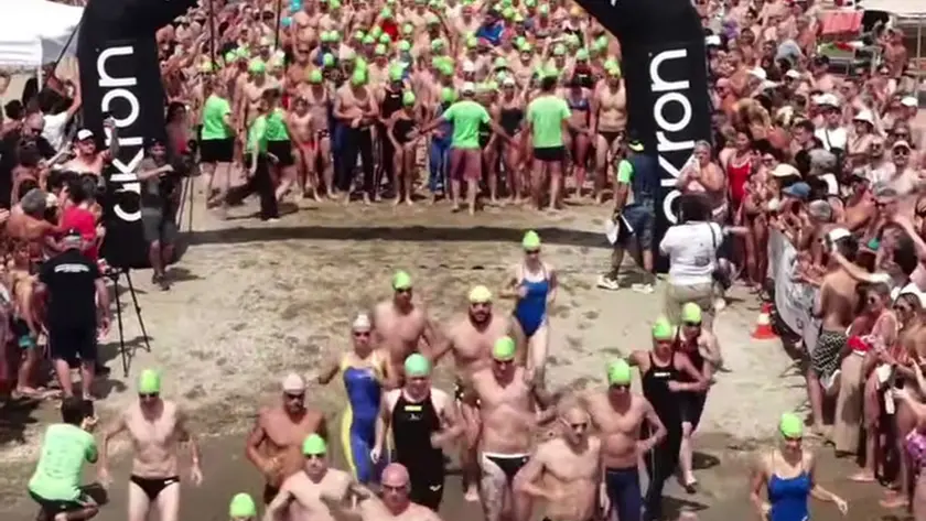 La partenza della gara davanti alla spiaggia del Bluemoon di Venezia Spiagge