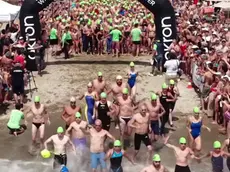 La partenza della gara davanti alla spiaggia del Bluemoon di Venezia Spiagge