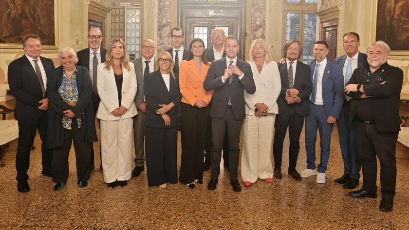 La nuova giunta di Venezia, al centro il sindaco Simone Venturini (foto Interpress)