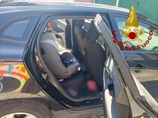 L'auto dove la bambina è rimasta chiusa