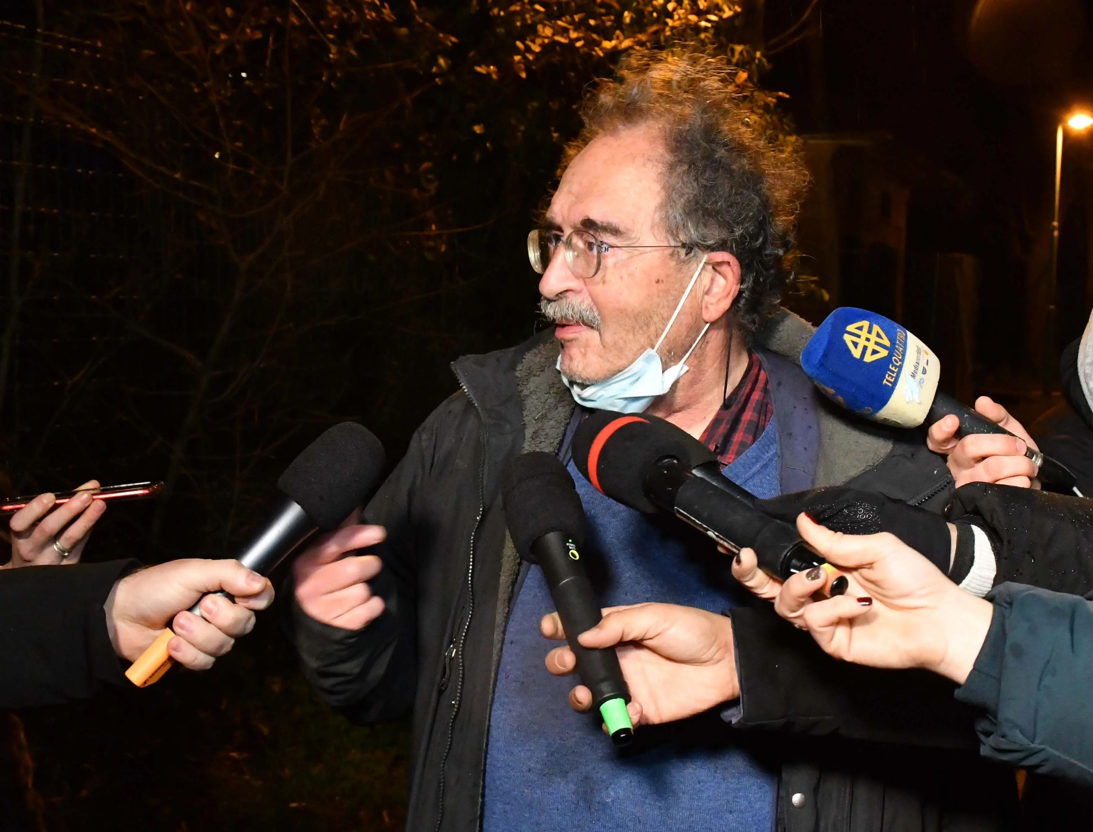 Il medico legale Fulvio Costantinides il giorno del ritrovamento del corpo all’ex Opp (Foto Francesco Bruni)