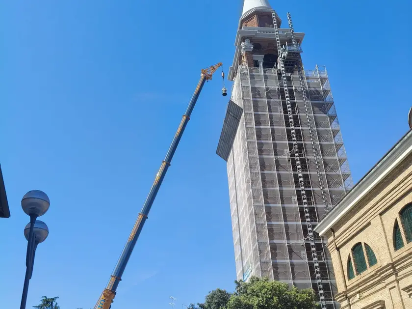 Le campane riposizionate sulla sommità del campanile