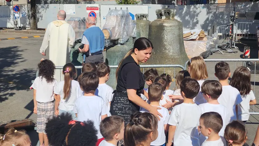 Il parroco del duomo don Massimo ha benedetto le campane con i bimbi della scuola materna San Luigi