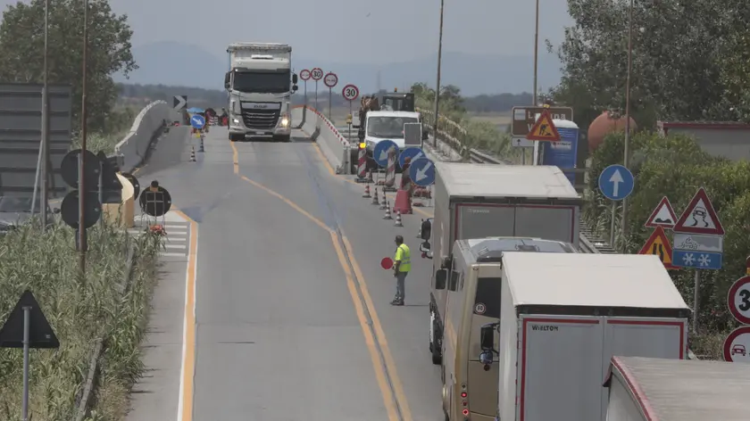 Sul ponte translagunare si viaggia a senso unico per il cantiere
