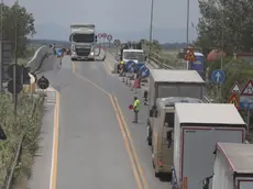 Sul ponte translagunare si viaggia a senso unico per il cantiere