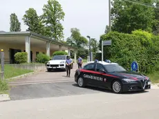 Un’auto dei carabinieri nei pressi dell’obitorio di Portogruaro, dove è stata portata la salma