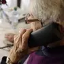 Un'anziana al telefono