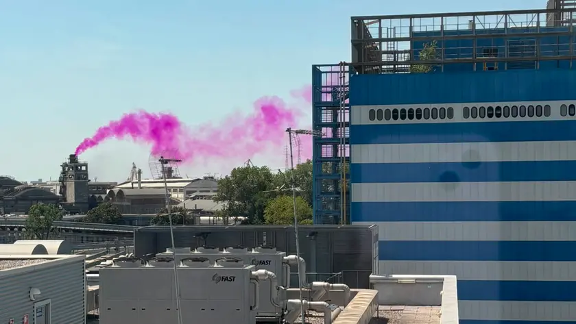 Marghera, nube viola sopra la zona industriale: anomalia durante il riavvio di un impianto