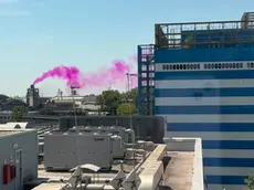 Il fumo viola sopra la zona industriale