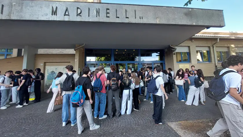 Studenti all'ingresso del Marinelli di Udine. Foto Petrussi
