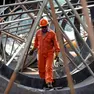 Un'operaio metalmeccanico al lavoro