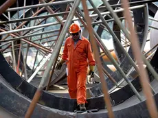 Un'operaio metalmeccanico al lavoro