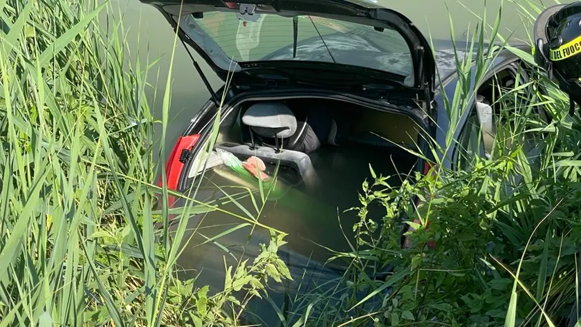 L'auto finita nel canale Bidoggia