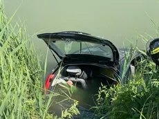 L'auto finita nel canale Bidoggia