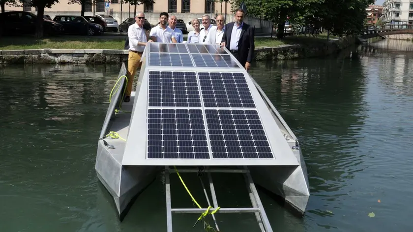 Il varo del catamarano elettrico a Treviso nelle acque del Sile