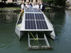 Il varo del catamarano elettrico a Treviso nelle acque del Sile