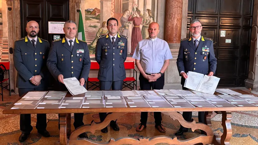 I certificati ecclesiastici scoperti al mercatino dell’antiquariato dai finanzieri