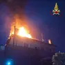 Le fiamme dall'appartamento di via Goldoni