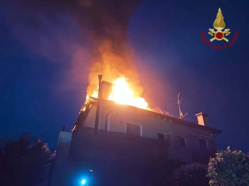 Le fiamme dall'appartamento di via Goldoni