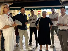 Il sindaco con assessori e consiglieri durante il sopralluogo in centro storico