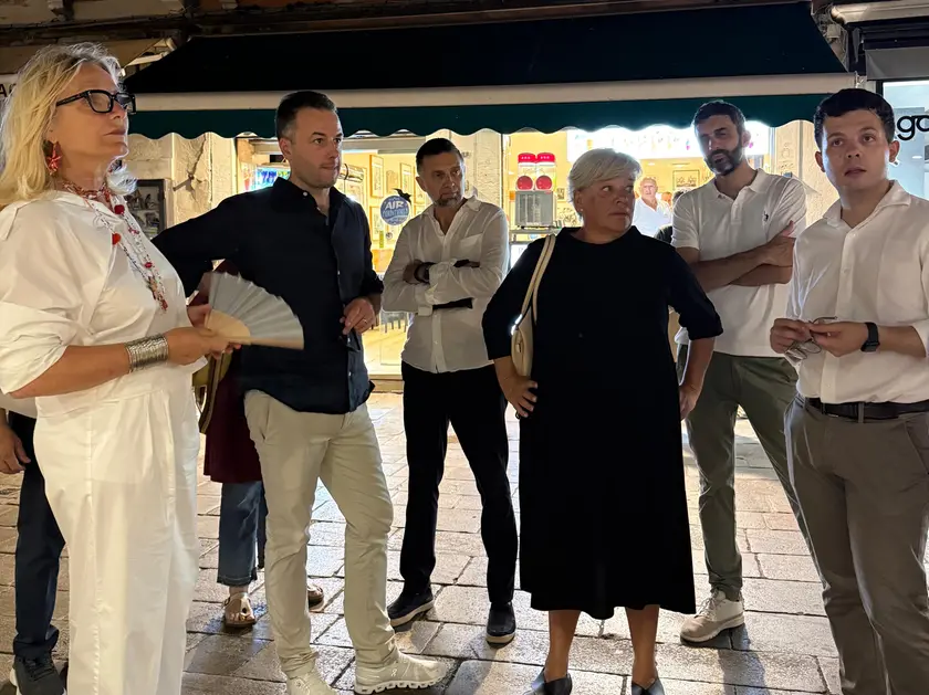 Il sindaco con assessori e consiglieri durante il sopralluogo in centro storico