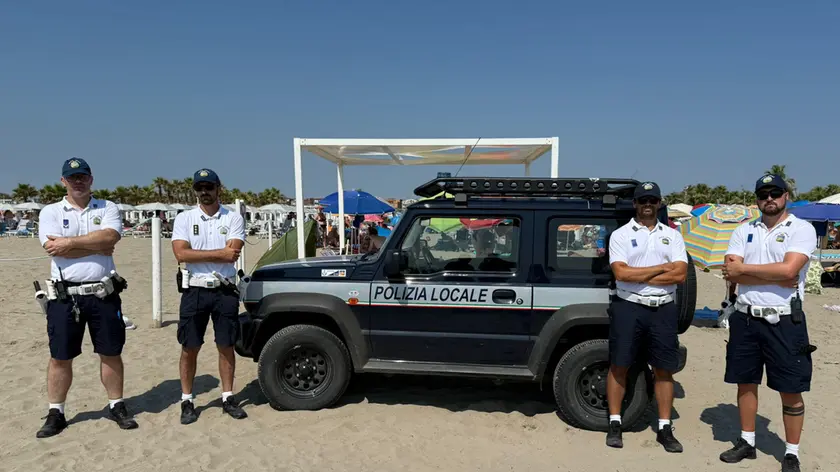 La polizia locale contro gli abusivi in spiaggia a Sottomarina